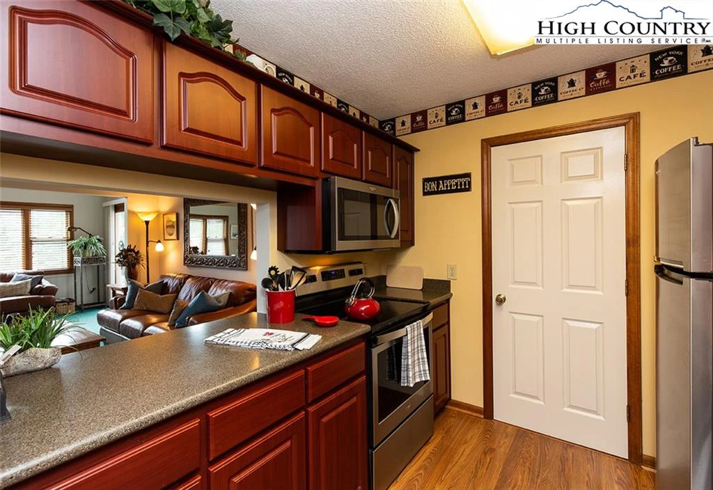Image number 2 for the current listing