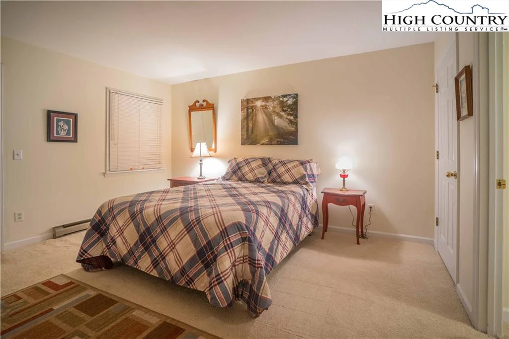 Image number 4 for the current listing
