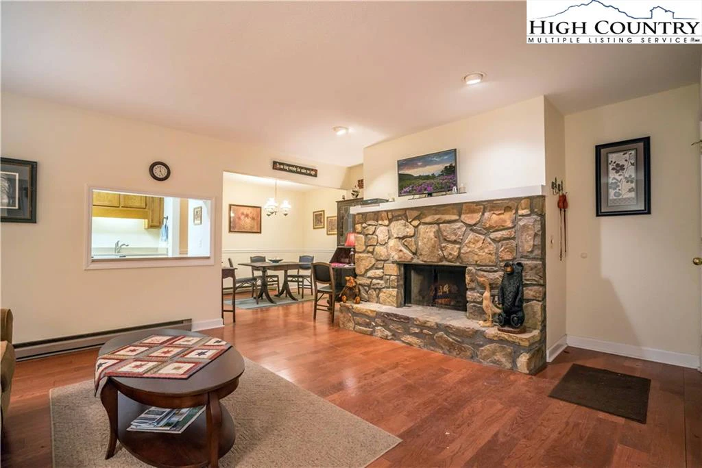 Image number 15 for the current listing