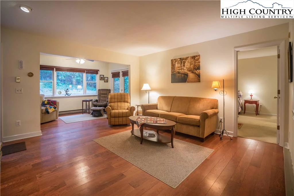 Image number 14 for the current listing