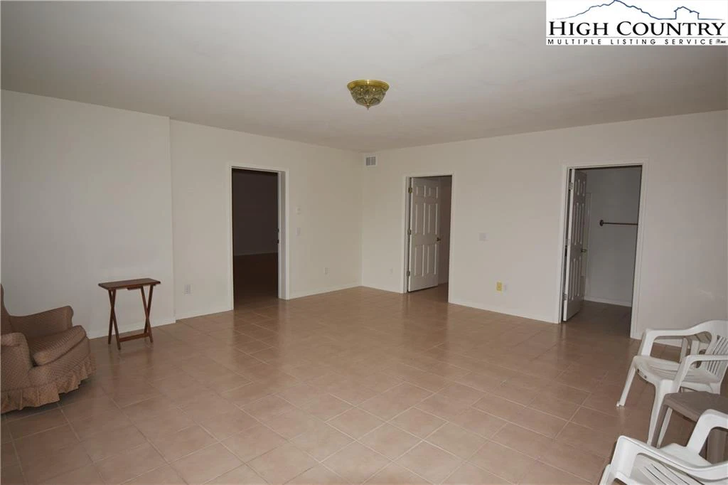 Image number 15 for the current listing