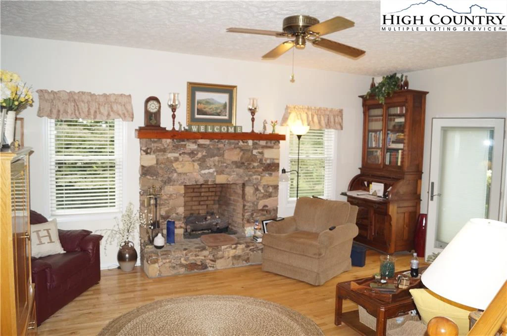 Image number 12 for the current listing