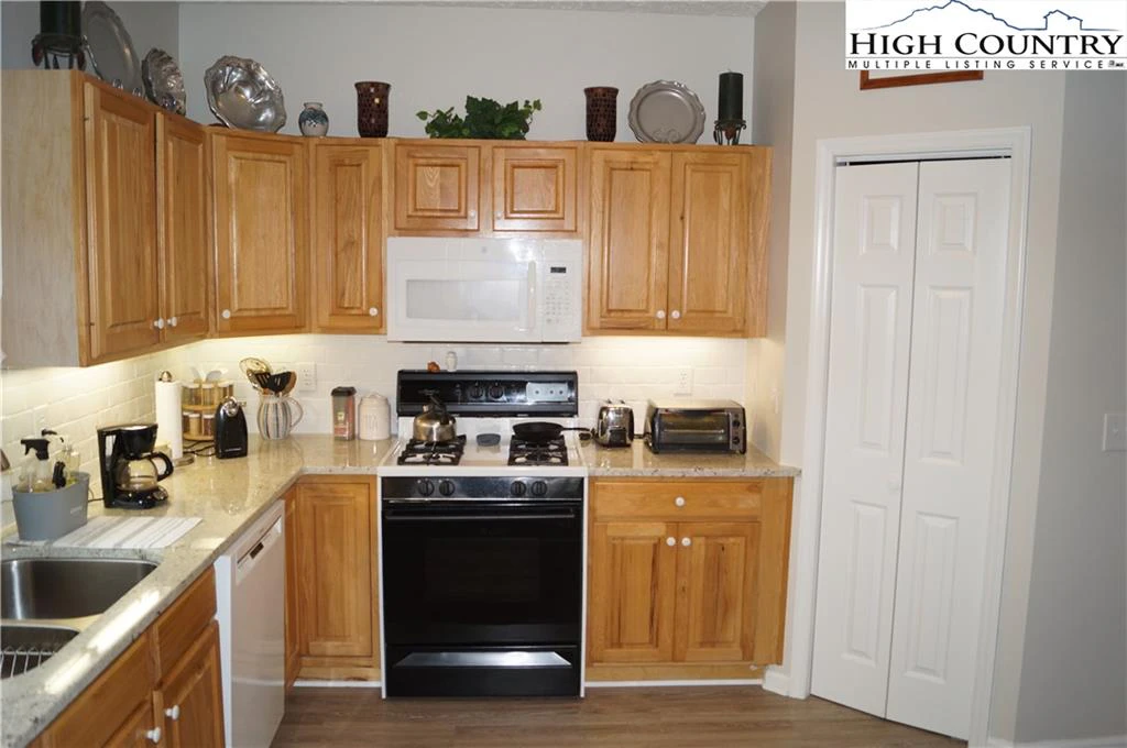 Image number 3 for the current listing