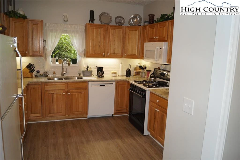 Image number 4 for the current listing