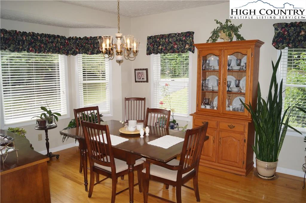 Image number 5 for the current listing
