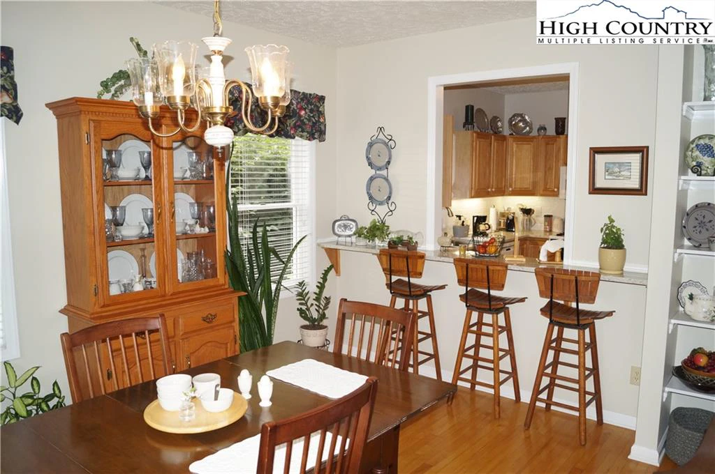 Image number 6 for the current listing