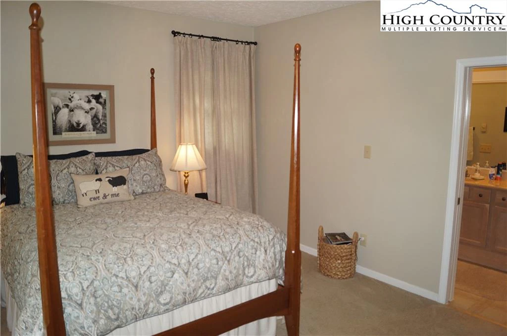 Image number 9 for the current listing