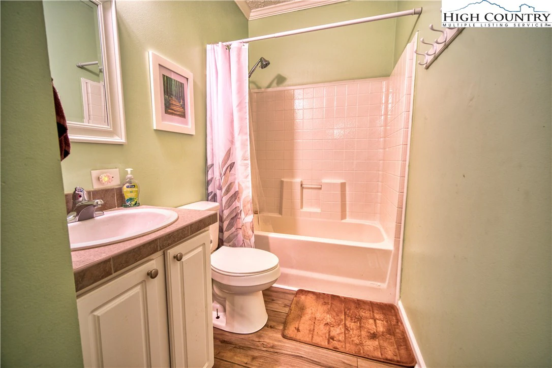 Image number 9 for the current listing