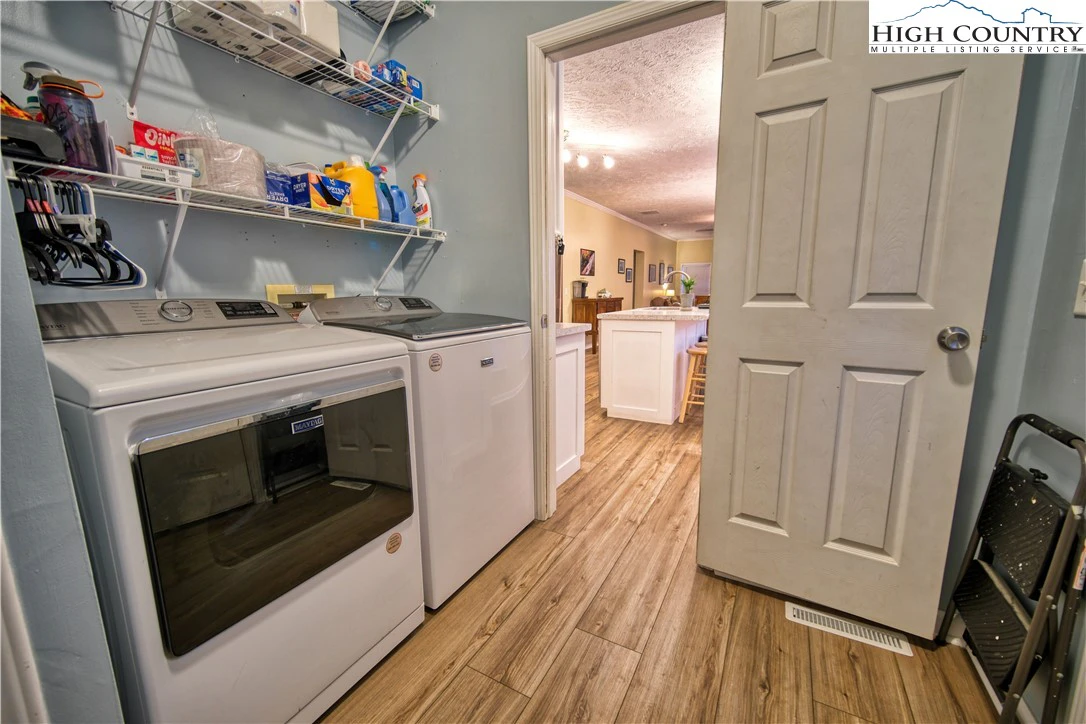 Image number 2 for the current listing