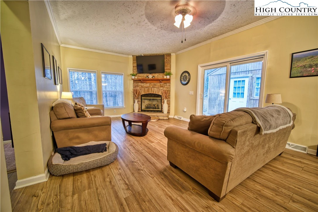 Image number 14 for the current listing