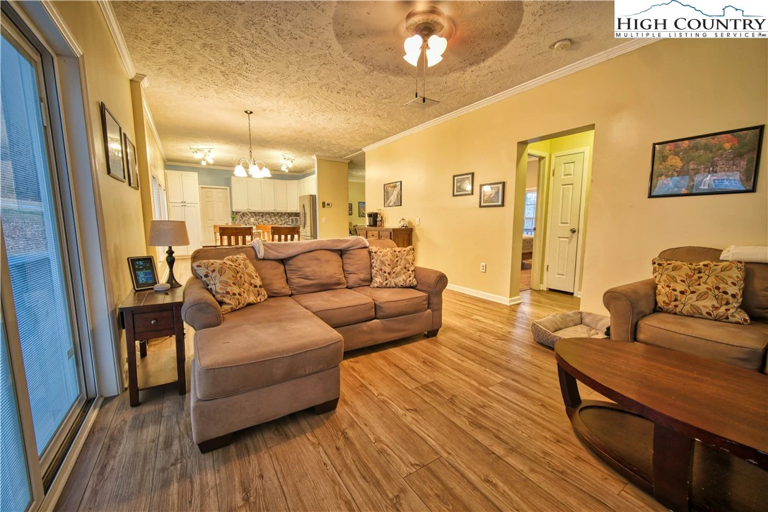 Image number 11 for the current listing