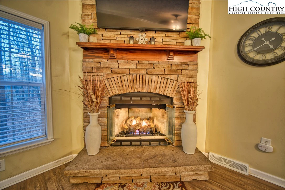 Image number 12 for the current listing