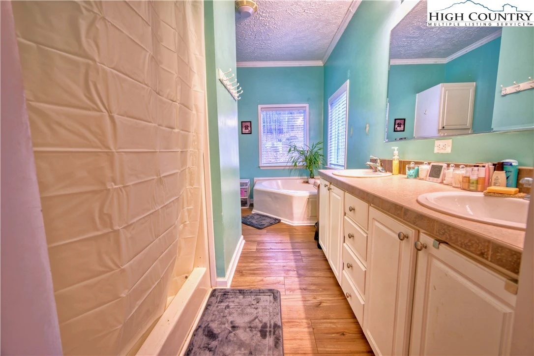 Image number 21 for the current listing