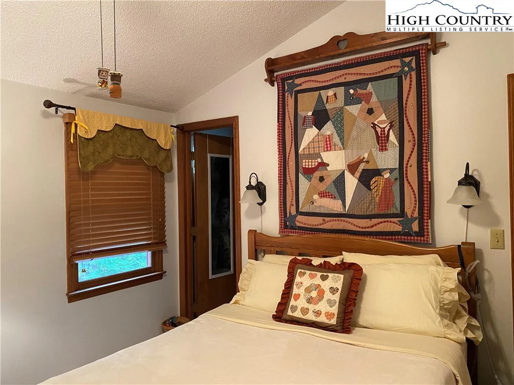 Image number 12 for the current listing