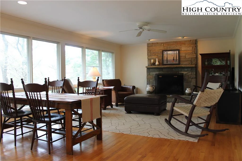 Image number 21 for the current listing