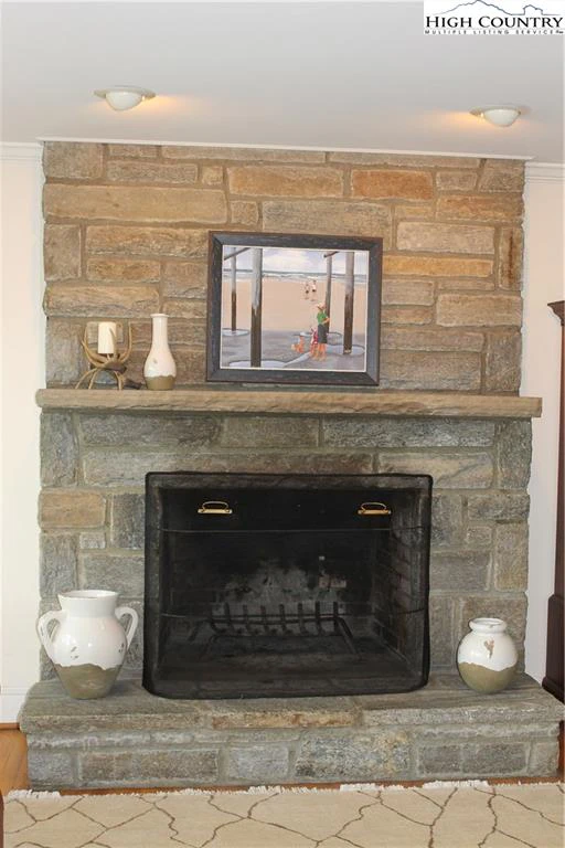 Image number 19 for the current listing