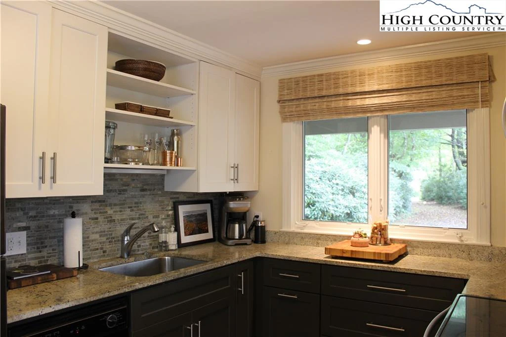 Image number 2 for the current listing