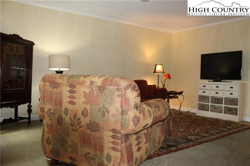 Image number 5 for the current listing