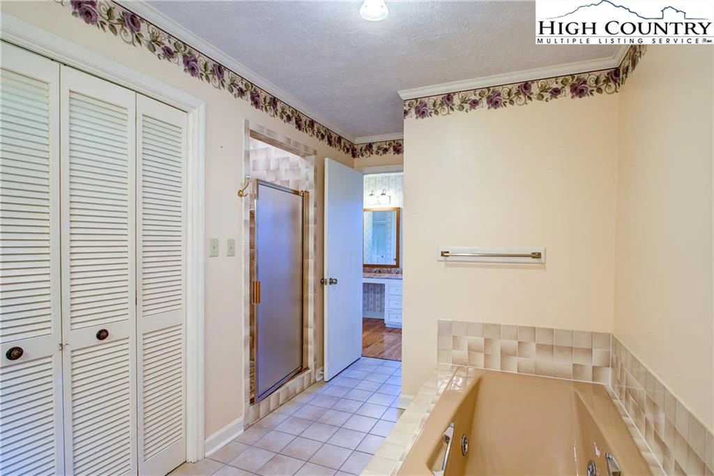 Image number 12 for the current listing
