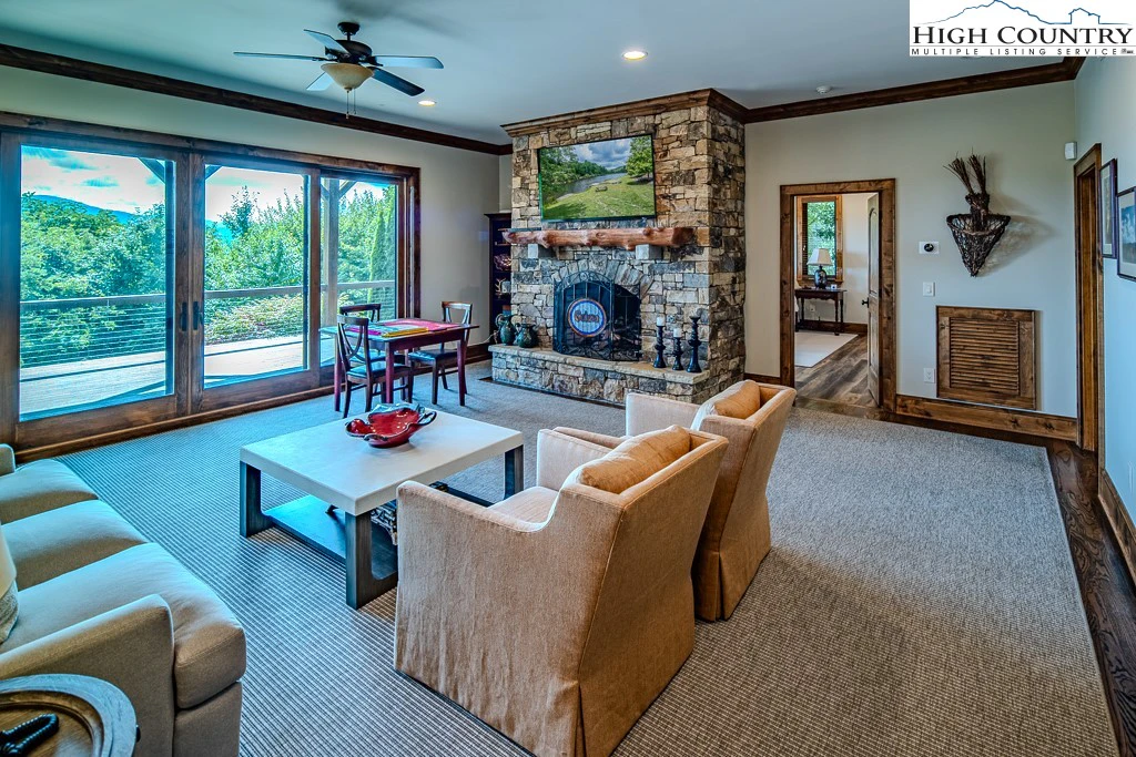Image number 3 for the current listing