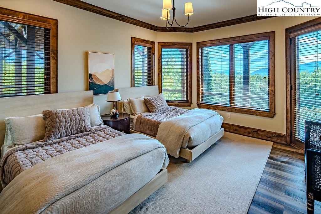 Image number 7 for the current listing