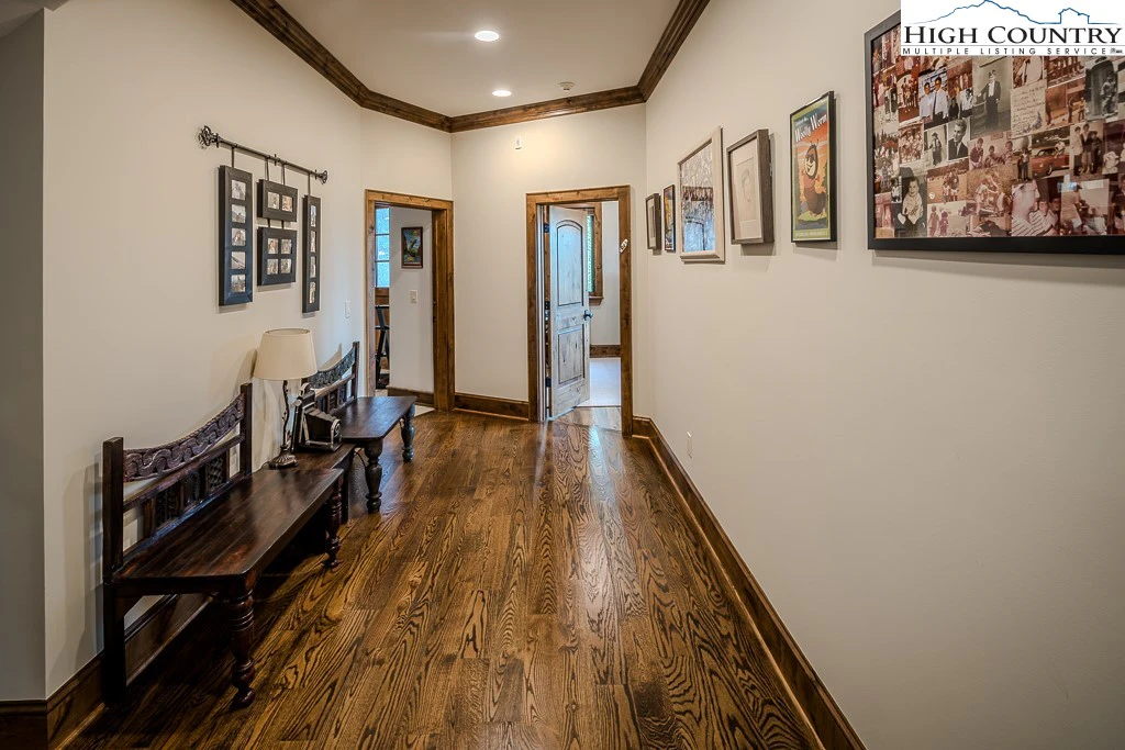 Image number 9 for the current listing