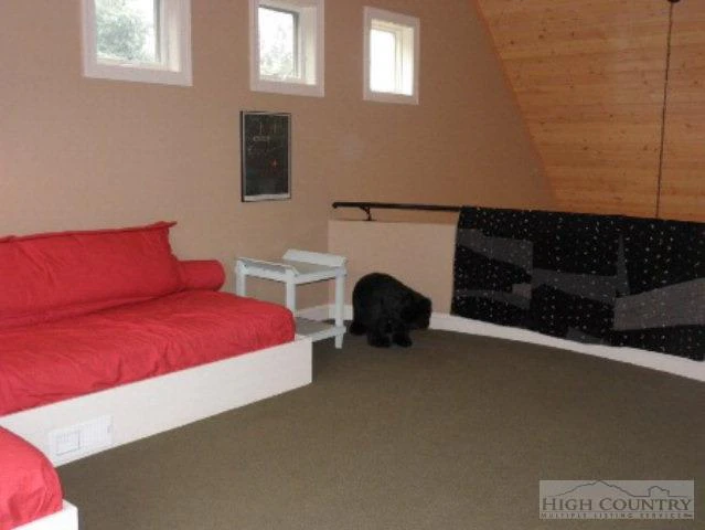 Image number 19 for the current listing