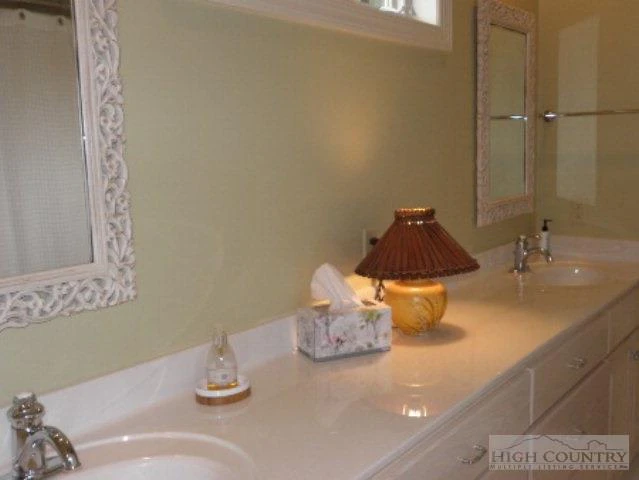 Image number 3 for the current listing