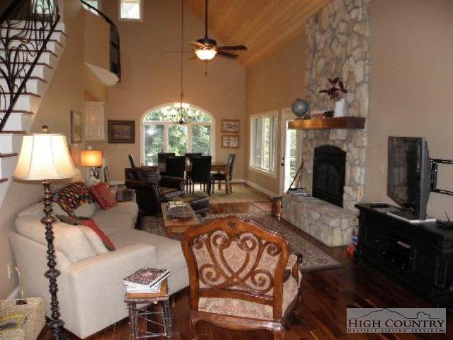 Image number 16 for the current listing