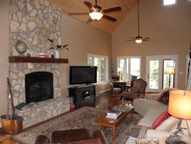 Image number 17 for the current listing