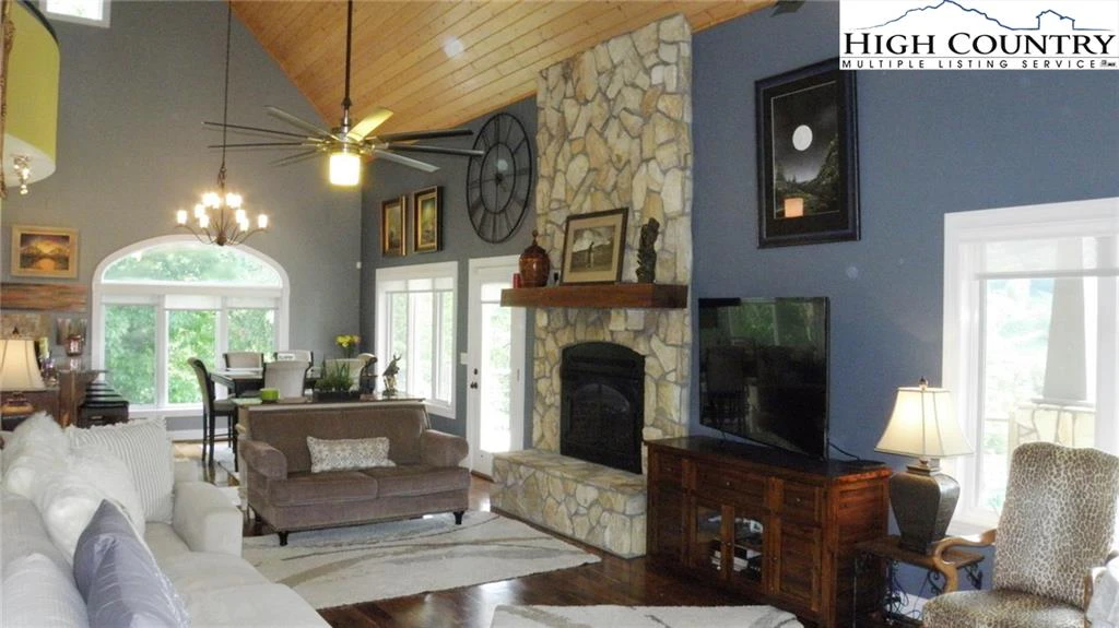 Image number 21 for the current listing