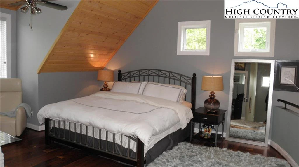 Image number 3 for the current listing