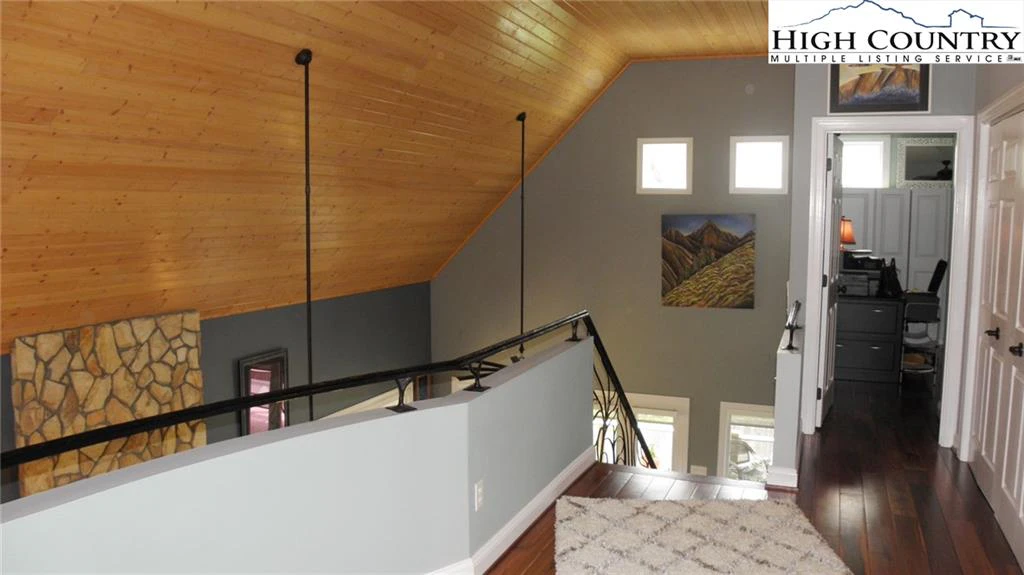 Image number 4 for the current listing