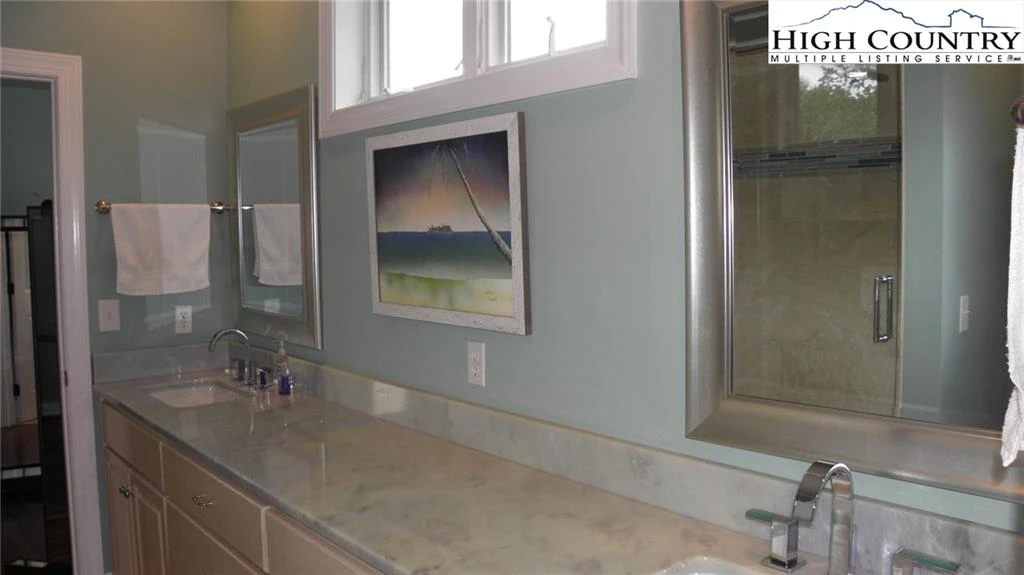 Image number 5 for the current listing