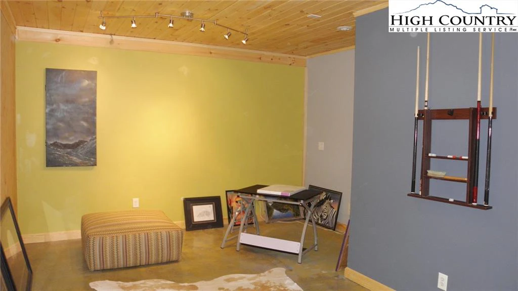 Image number 13 for the current listing