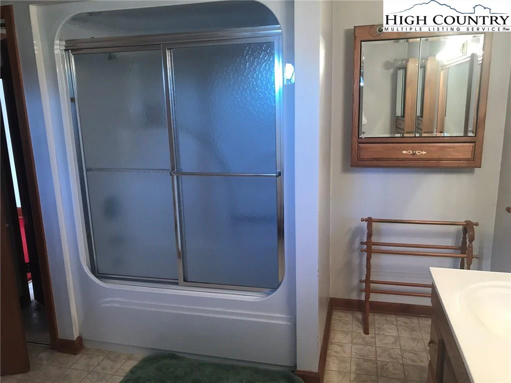 Image number 3 for the current listing