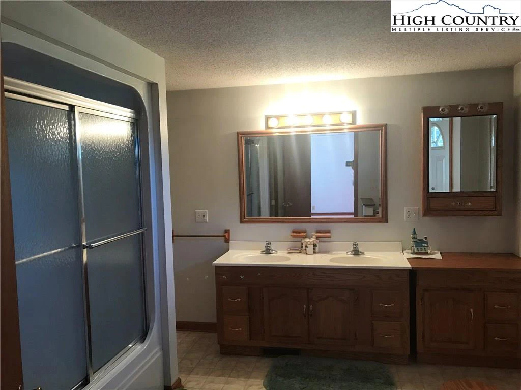 Image number 4 for the current listing