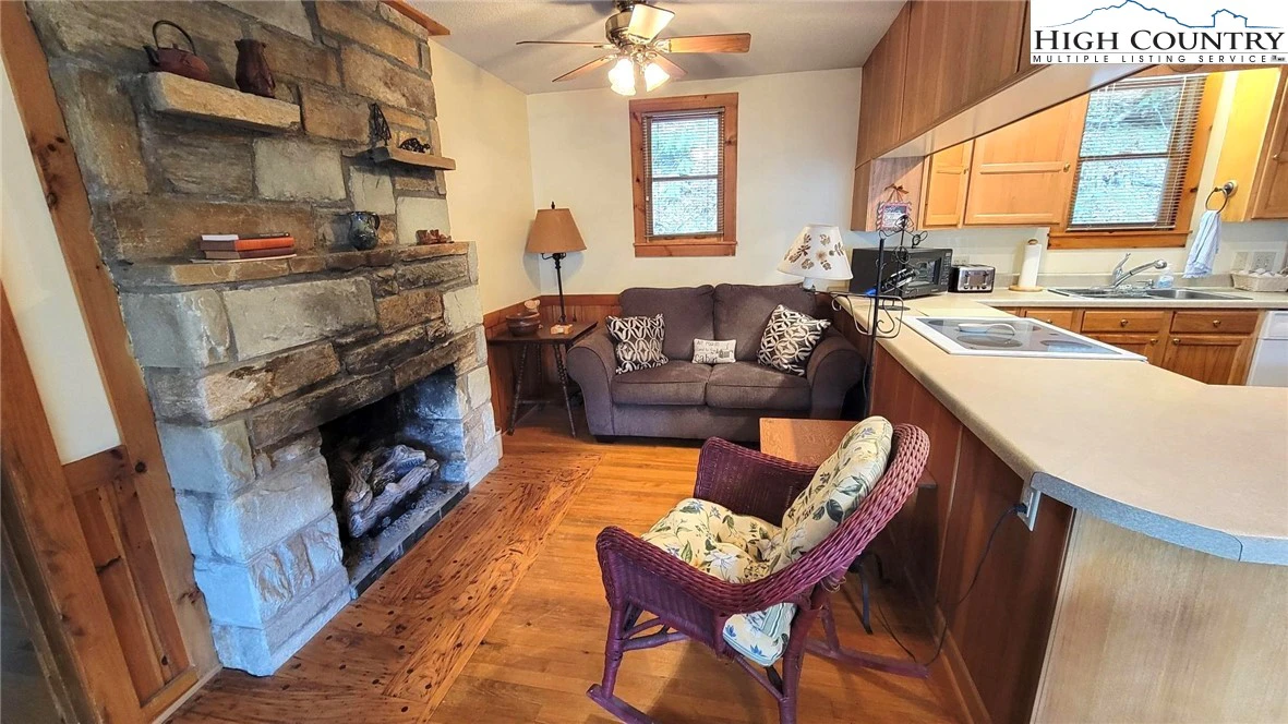 Image number 13 for the current listing