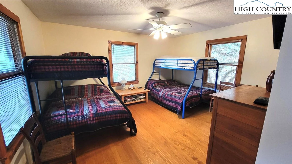 Image number 9 for the current listing