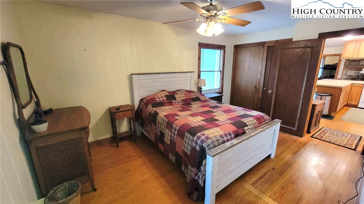 Image number 2 for the current listing