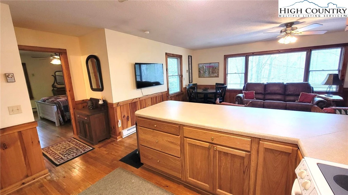 Image number 11 for the current listing