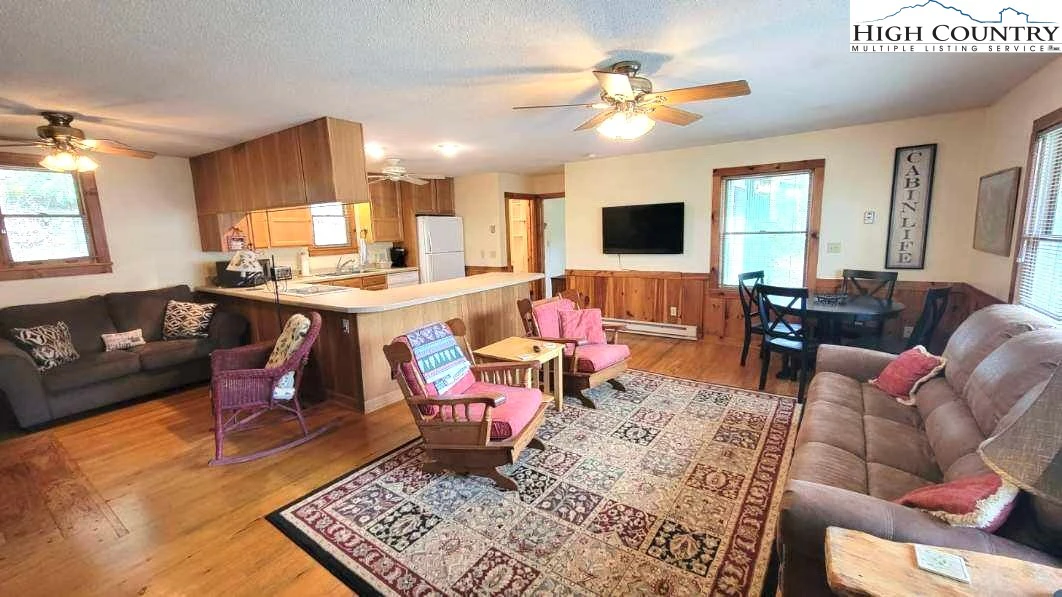 Image number 14 for the current listing