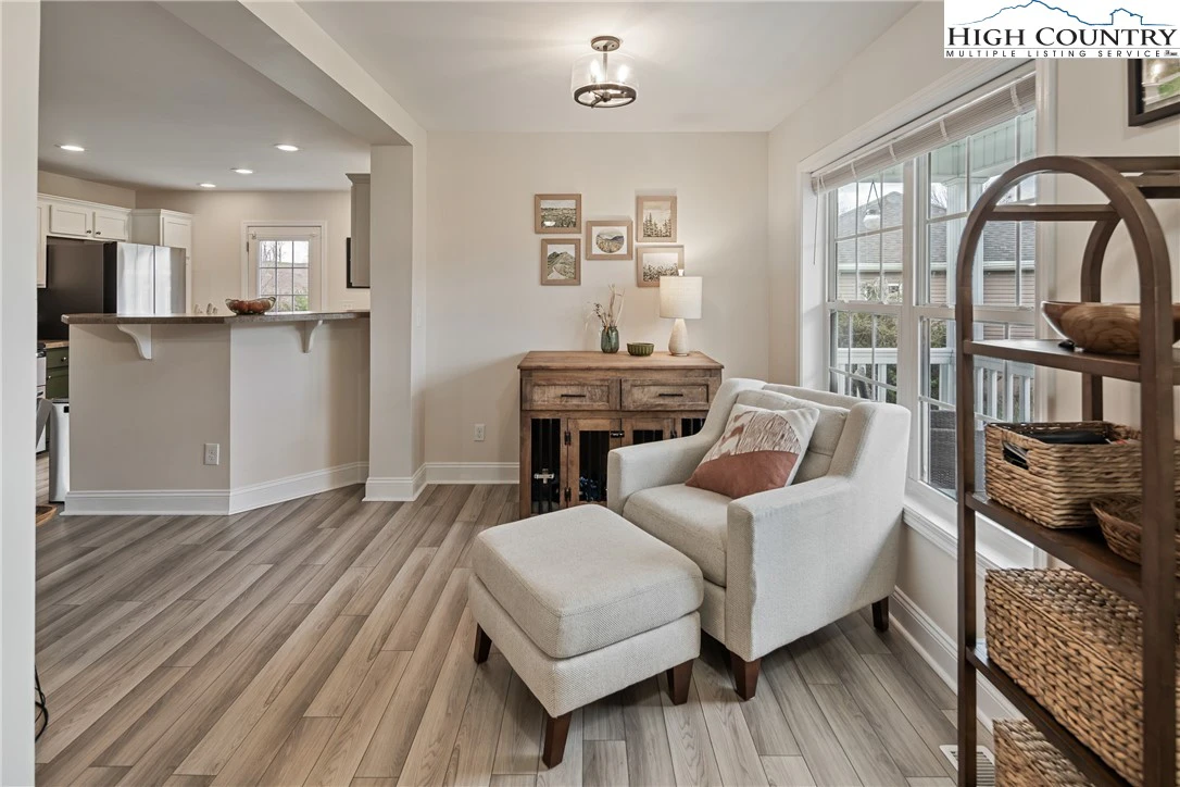 Image number 5 for the current listing