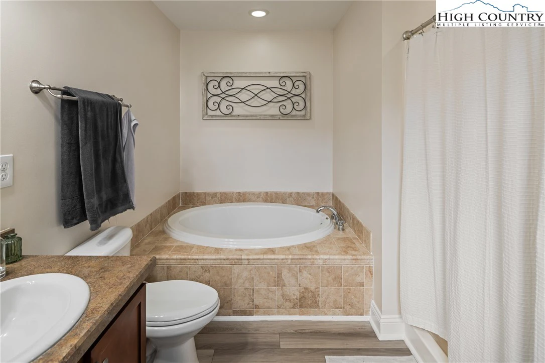 Image number 7 for the current listing