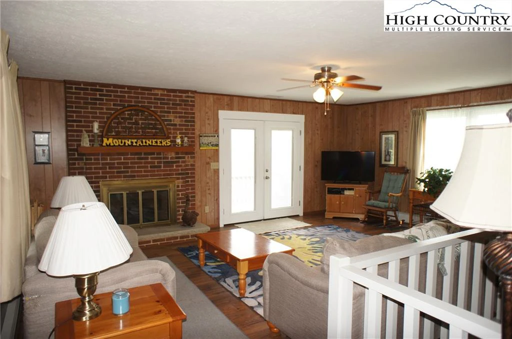 Image number 4 for the current listing