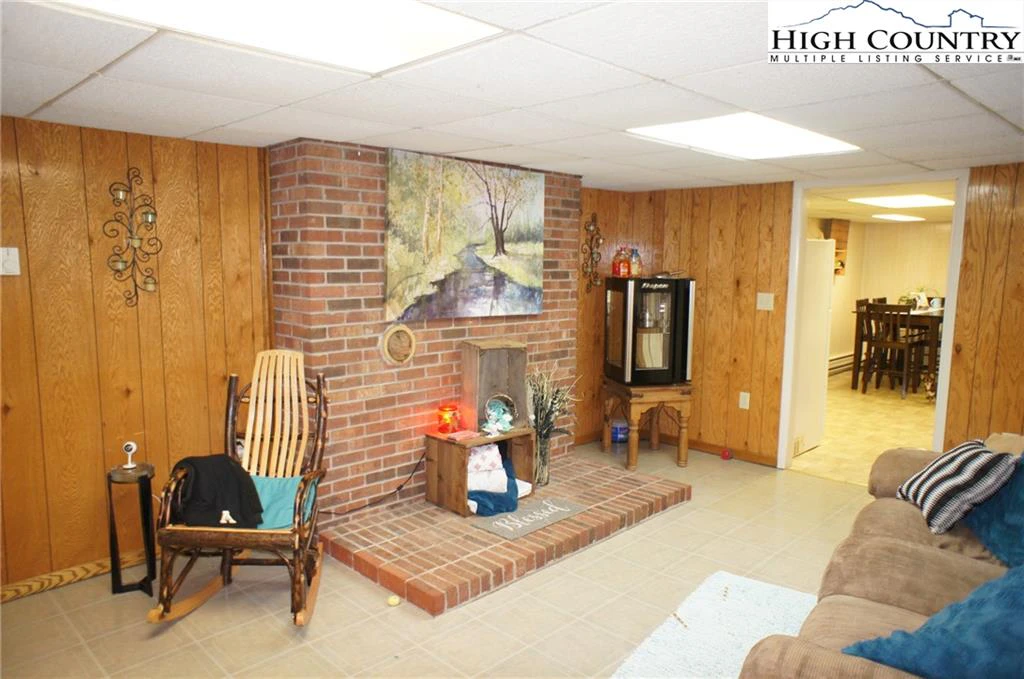 Image number 21 for the current listing