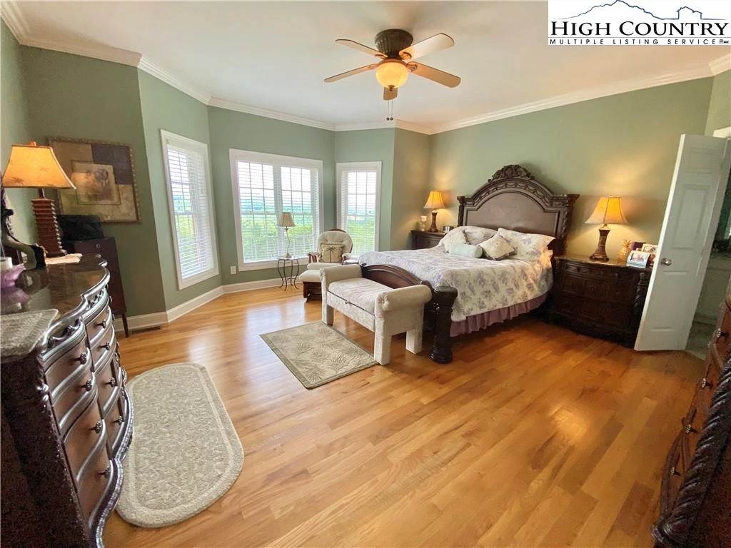Image number 5 for the current listing