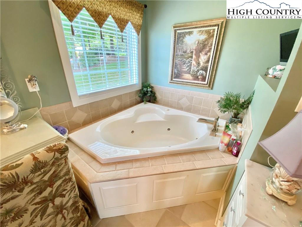 Image number 7 for the current listing