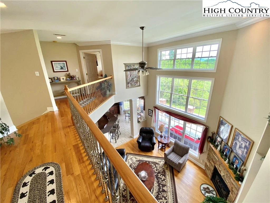 Image number 11 for the current listing