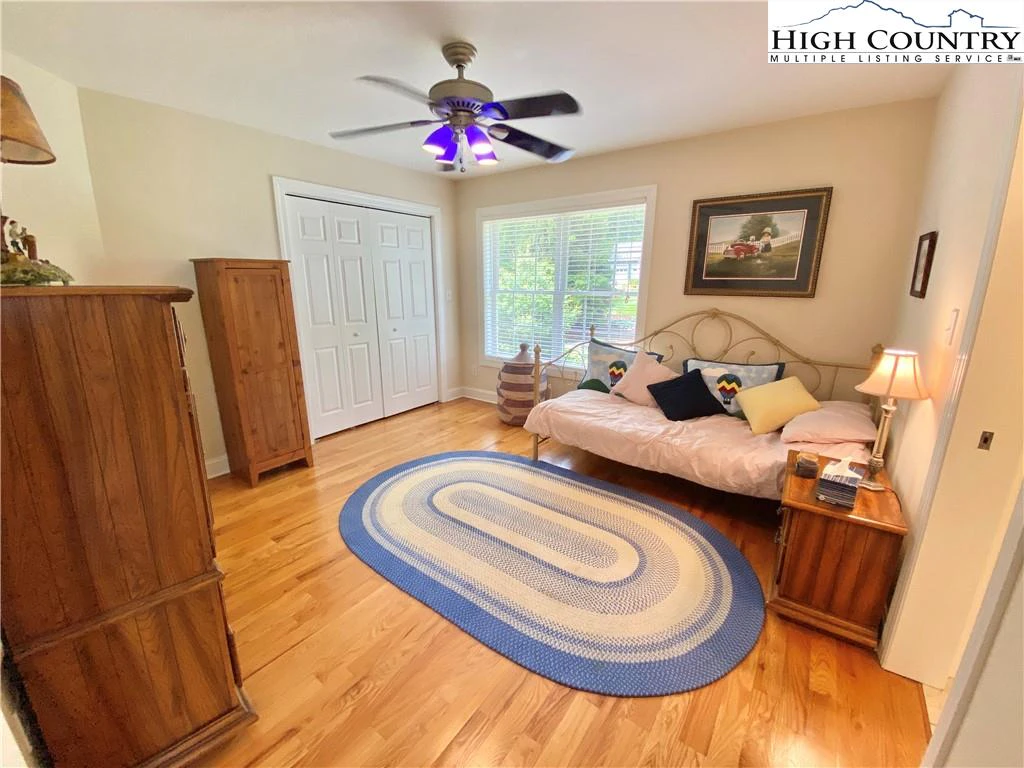 Image number 15 for the current listing